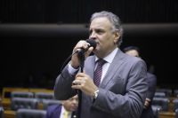 "Vejo com preocupação", diz Aécio sobre mudança do Foro