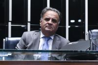 Aécio desiste de concorrer nas eleições após 40 anos de mandatos
