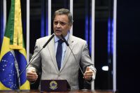 Aécio à CNN: Existe vida inteligente entre os extremos políticos