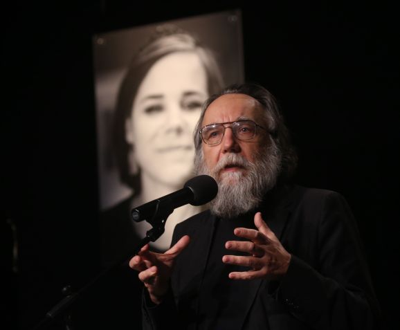 O filósofo político russo Alexander Dugin fala durante uma cerimônia memorial para sua filha Darya Dugina, em 23 de agosto de 2022 em Moscou, Rússia / Contributor/Getty Images