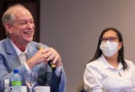 Ciro Gomes e Ana Paula estreiam campanha nas ruas de Salvador, base da candidata a vice