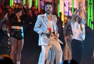 Bad Bunny faz história no VMA ao ganhar o prêmio de Artista do Ano