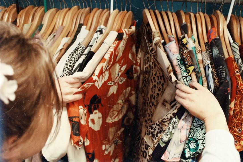 Brechós podem ser uma alternativa às fast fashion / unsplash