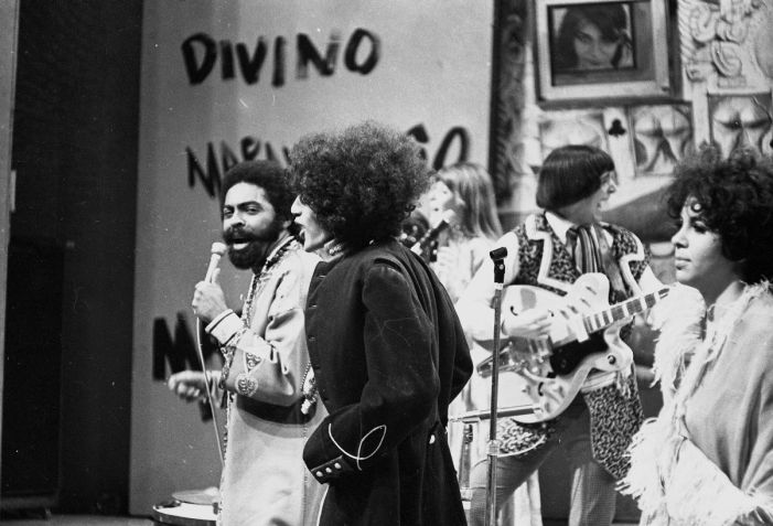 Gilberto Gil, Caetano Veloso, Os Mutantes e Gal Costa na estreia do programa que apresentava o Tropicalismo, "Divino Maravilhoso", da TV Tupi, em 1968 /Estadão Conteúdo