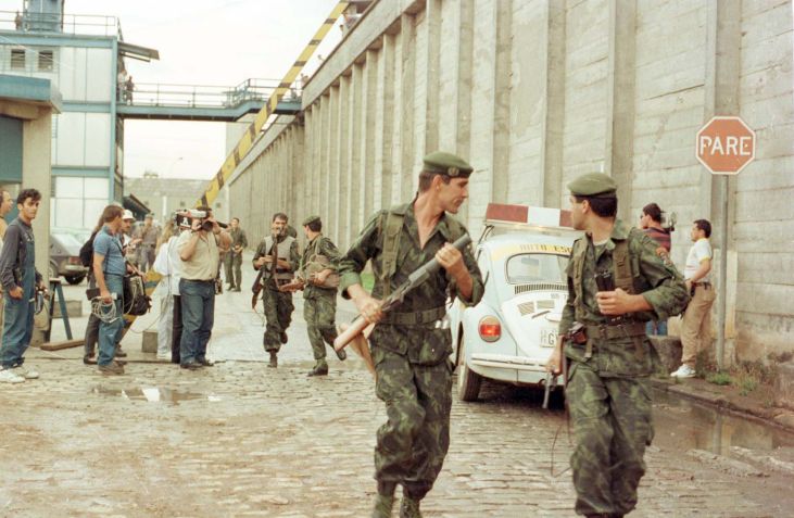 Militares correm em direção aos portões de acesso da Casa de Detenção, em 2 de outubro de 1992. O episódio entraria para a história como o Massacre do Carandiru. / MÔNICA ZARATTINI/ESTADÃO CONTEÚDO/AE