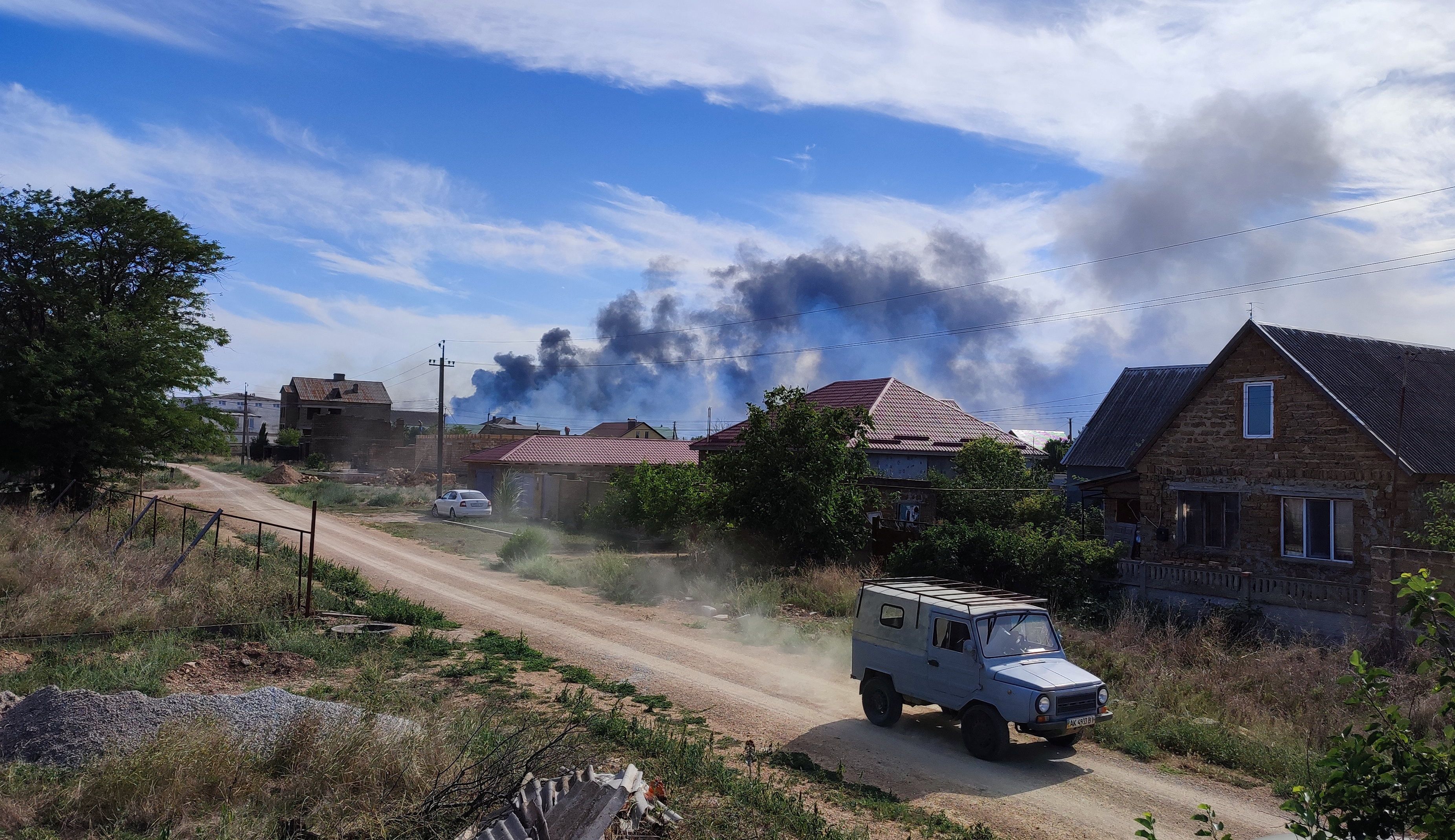 Fumaça sobe depois que explosões foram ouvidas na direção de uma base aérea militar russa perto de Novofedorivka, Crimeia, em 9 de agosto de 2022