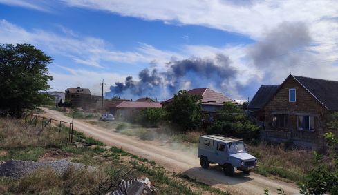 Fumaça sobe depois que explosões foram ouvidas na direção de uma base aérea militar russa perto de Novofedorivka, Crimeia, em 9 de agosto de 2022