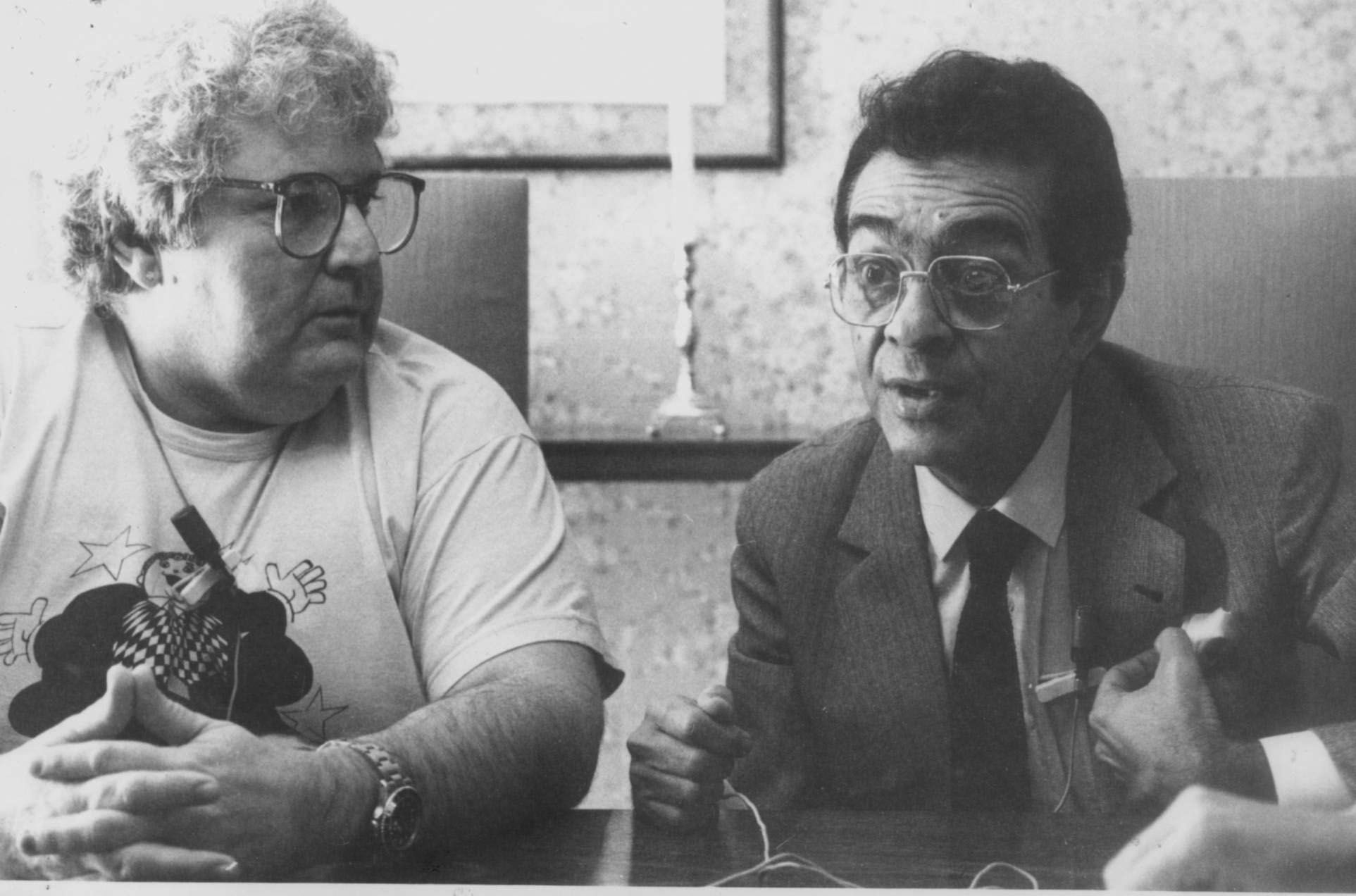 Os humoristas Jô Soares e Chico Anysio, durante entrevista em São Paulo, em 5 de maio de 1985 / GERALDO GUIMARÃES/ESTADÃO CONTEÚDO/AE