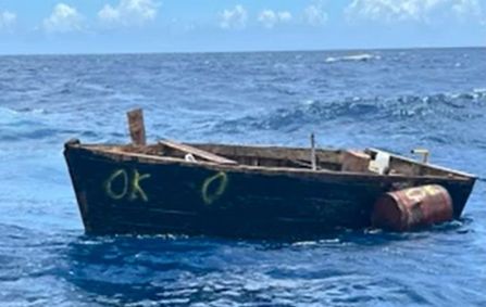 pequena embarcação à deriva no mar