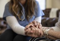 Entenda por que mulheres são mais suscetíveis à osteoporose