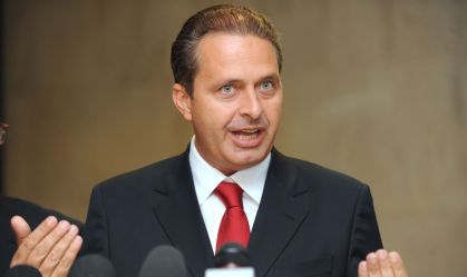 "Um símbolo bom da política brasileira", diz Lula ao tornar Eduardo Campos herói