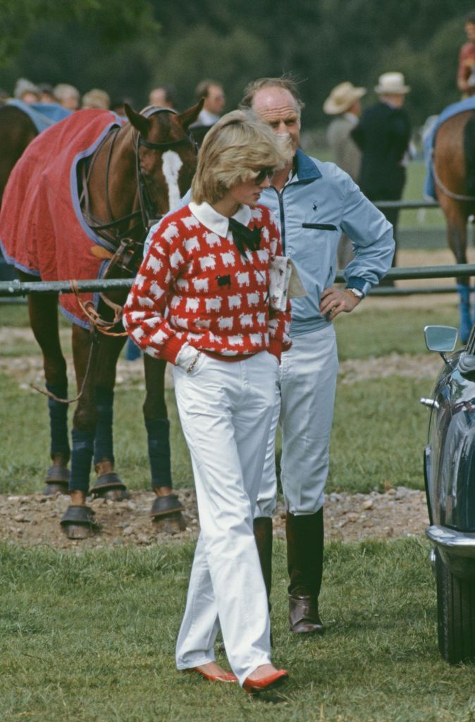 Essa malha vermelha, originalmente criada por Warm and Wonderful e usada pela princesa Diana em 1980, foi recentemente relançada pela marca em colaboração com a Rowing Blazers. Logo se tornou viral e esgotou rapidamente / Getty Images