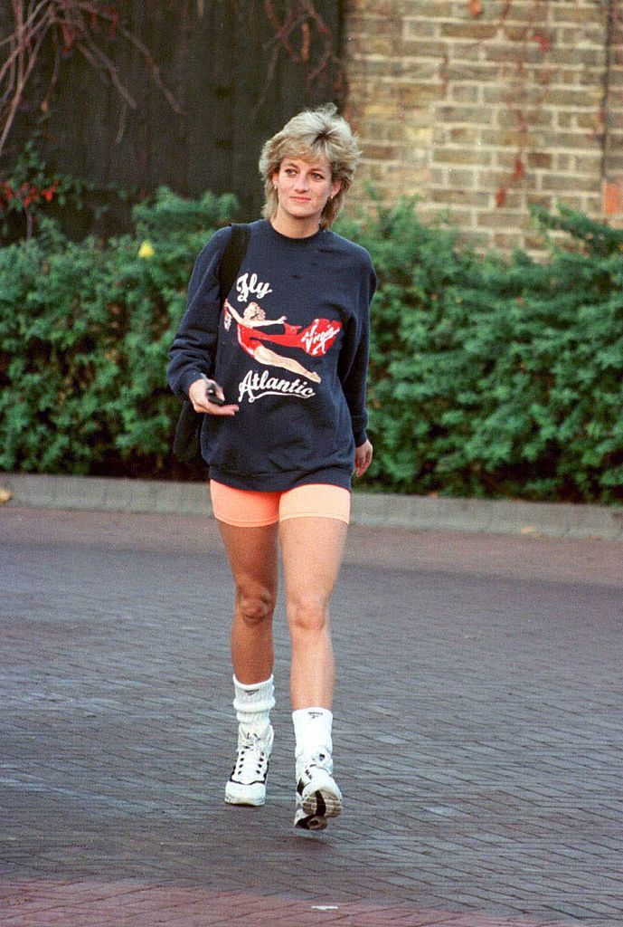 Princesa Diana saindo da academia do Chelsea Harbour Club em Londres em 1995, vestindo uma roupa frequentemente copiada por fãs do guarda-roupa da realeza / Getty Images