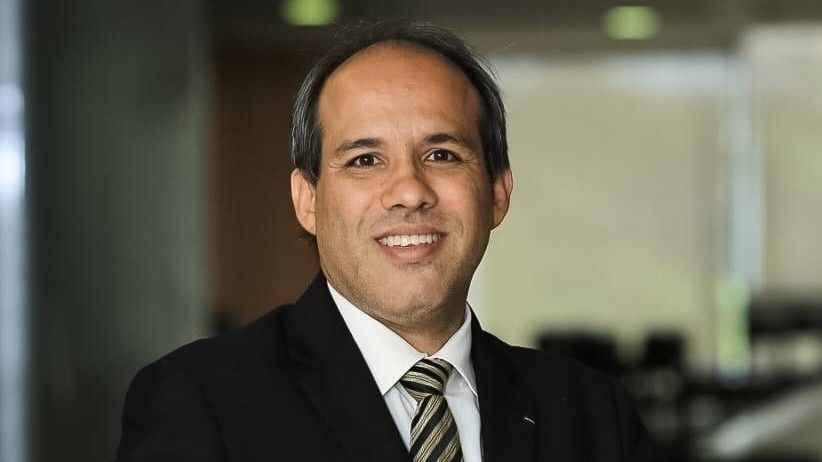 Fabiano Guimarães da Rocha, intérprete de Libras e candidato a deputado, usa o sobrenome Bolsonaro na campanha eleitoral