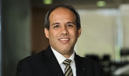 Fabiano Guimarães da Rocha, intérprete de Libras e candidato a deputado, usa o sobrenome Bolsonaro na campanha eleitoral