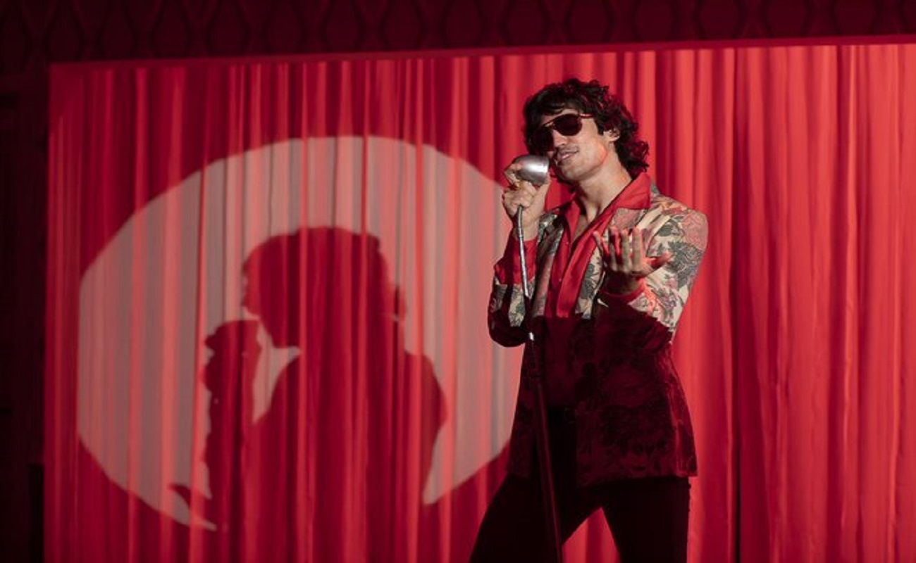 Gabriel Leone canta e também dubla a si mesmo em algumas cenas de "Meu Álbum de Amores"/ Divulgação