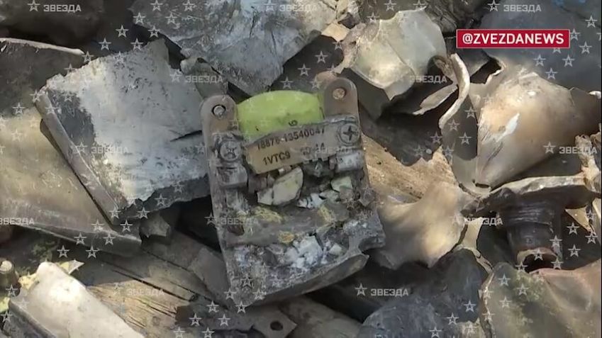 Uma captura de tela de um vídeo do Ministério da Defesa russo mostra o número de série de um foguete HIMARS em condições notavelmente boas / Zvedanews