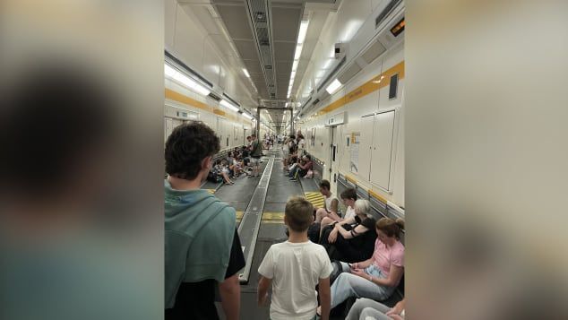 Passageiros amontoados em um vagão no Eurotúnel. / Michael Harrison/Twitter/PA Media/PA
