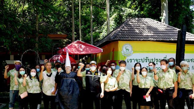 Funcionários do zoológico de Chiang Mai, na Tailândia, incluindo um homem vestido de avestruz, posam depois de realizar um treino para conter animais fugitivos. / Reprodução/Zoológico de Chiang Mai