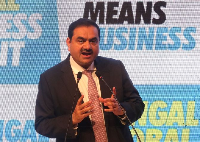 Gautam Adani, fundador do grupo, perdeu mais de US$ 60 bilhões em patrimônio líquido desde o início da crise, quando um vendedor a descoberto americano o acusou de realizar “o maior golpe da história corporativa” em um relatório de 24 de janeiro / Reuters/Rupak De Chowdhuri