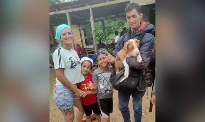 Família venezuelana cruza 10 países com pit bull até chegar em Nova York