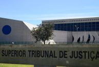 TSE barra outdoors com mensagens que remetem à campanha de Bolsonaro