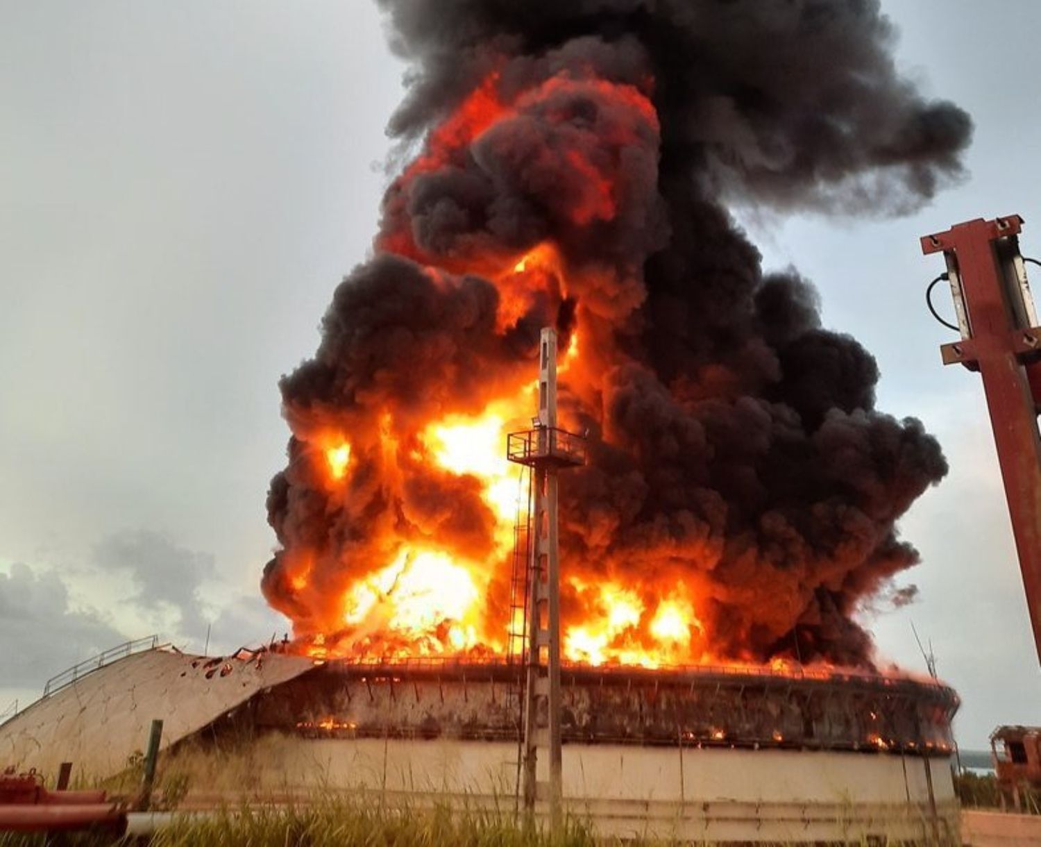 Incêndio em plataforma de petróleo em Cuba