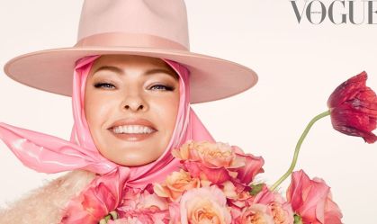 Linda Evangelista estrela capa de revista: "Estou tentando me amar como sou"