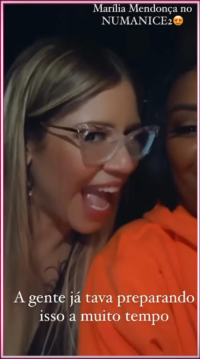 Ludmilla e Marília Mendonça em stories gravado quando anunciaram parceria para "Numanice #2". Cantora sertaneja, que morreu em acidente de avião, fez participação póstuma no álbum. / Reprodução