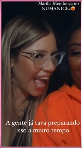 Ludmilla e Marília Mendonça em stories gravado quando anunciaram parceria para "Numanice #2". Cantora sertaneja, que morreu em acidente de avião, fez participação póstuma no álbum. / Reprodução
