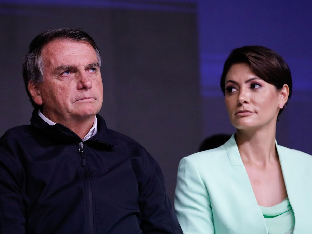 Bolsonaro, Michelle e aliados prestam depoimentos simultâneos à PF sobre  caso das joias | CNN Brasil