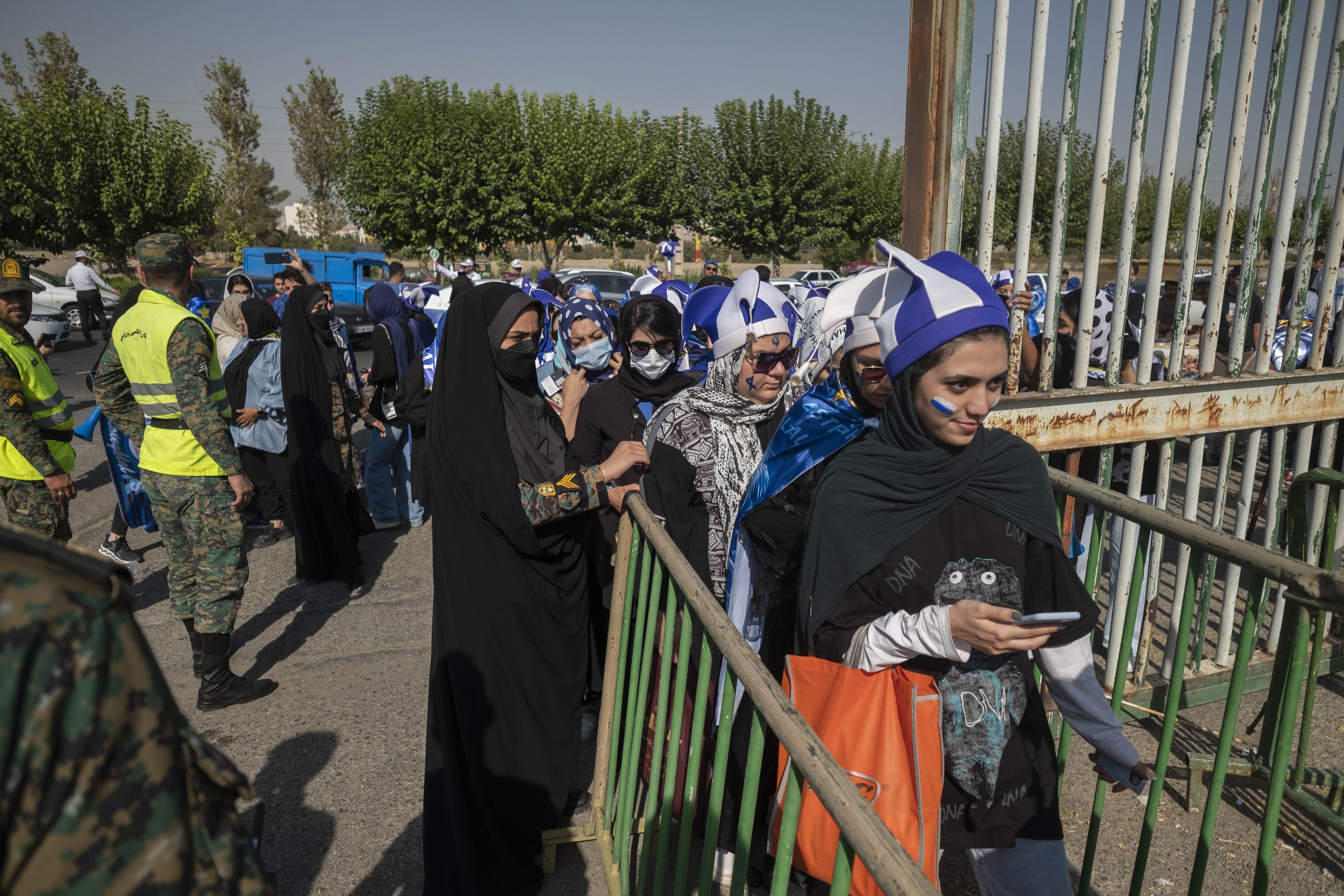 Mulheres iranianas são autorizadas a assistir a partida de futebol após pressão da Fifa