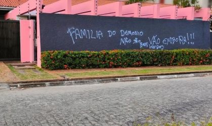 Modelo casado com 8 mulheres tem muro de mansão pichado: "Família do demônio"