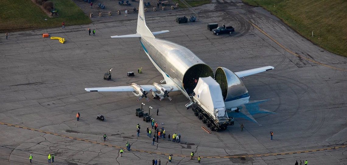 Sistema de travamento e desconexão de controle na quebra da fuselagem permite que o nariz do avião seja aberto e fechado sem interromper o voo / Nasa