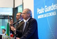 “Paga todo mundo para sentir que o piano é pesado”, diz Guedes sobre IR
