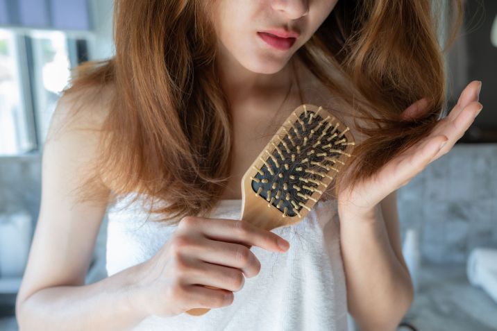 Queda capilar difusa envolve a perda de cabelo de maneira uniforme em todo o couro cabeludo/ Boy Anupong/Getty Images