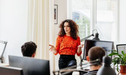 Técnica permite readequação vocal para pessoas trans; entenda o procedimento