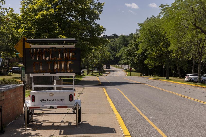 Placa orienta os motoristas a uma clínica de vacinas no departamento de saúde do condado de Rockland, nos EUA / Victor J. Blue/The New York Times/Redux