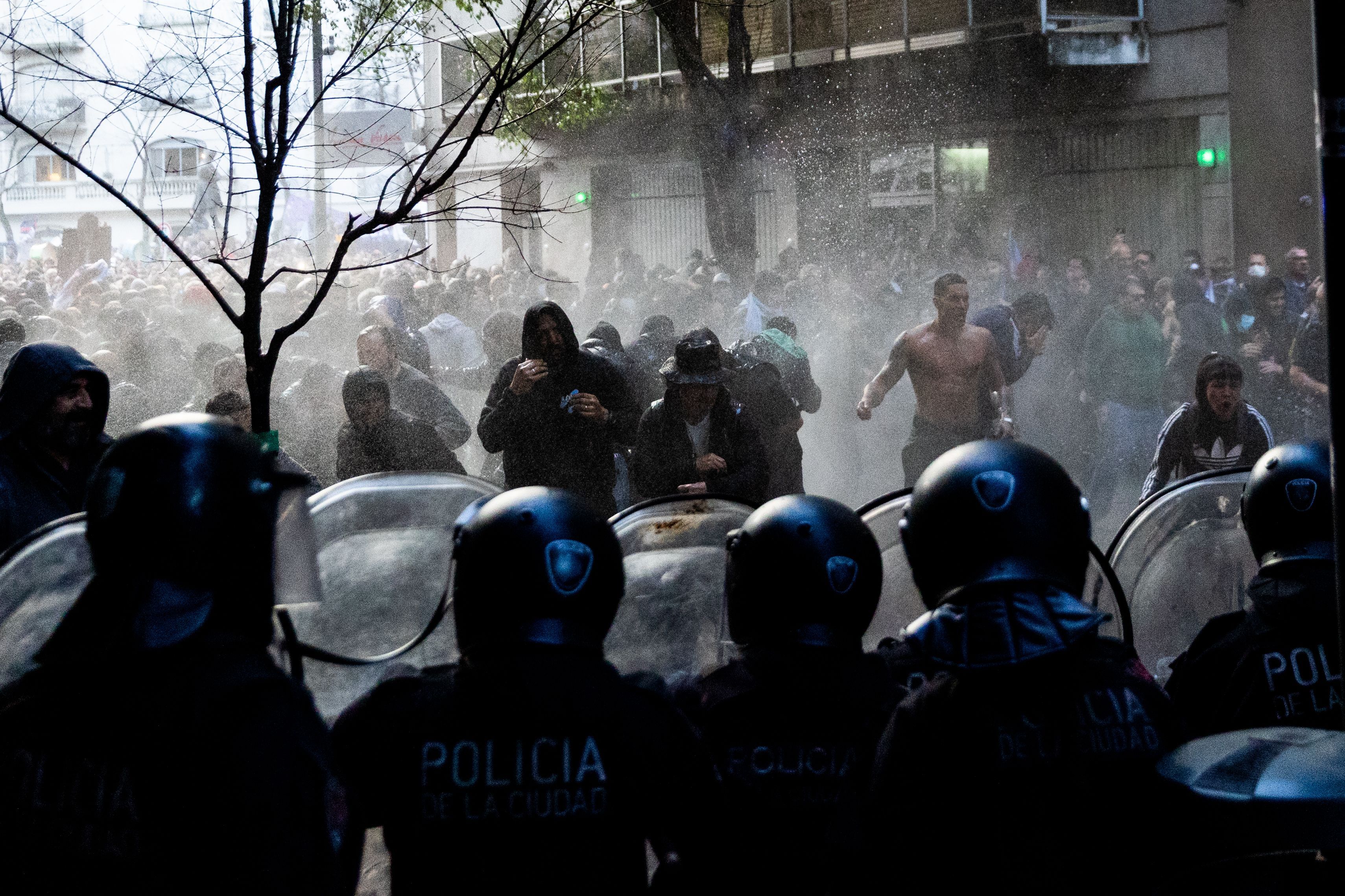 Manifestantes entram em confronto com policiais durante um protesto na Argentina