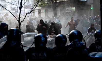 Protesto de apoiadores da vice-presidente da Argentina tem 14 policiais feridos