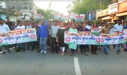 Morte de menina incendiada após negar pedido de casamento gera revolta na Índia