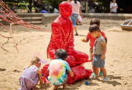Escultura de Vladimir Putin aparece em um playground de parque em Nova York