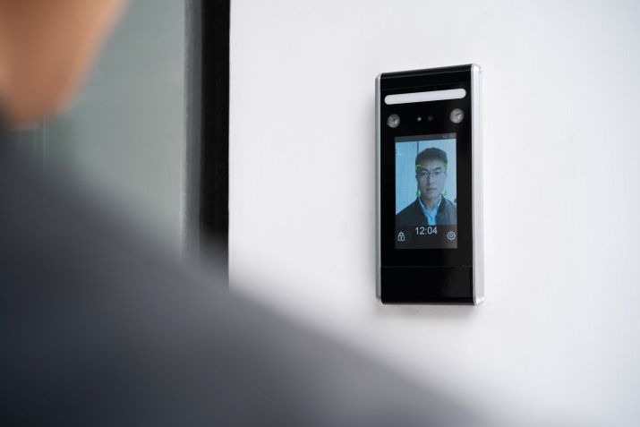 Homem abre porta via reconhecimento facial / Dowell / Getty Images