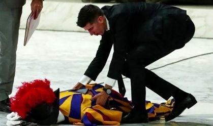 Imagem de destaque do post: Guarda suíço desmaia em frente ao papa durante audiência no Vaticano