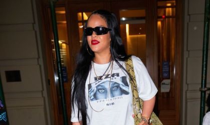Em rara aparição, Rihanna surge com botas gigantes em NY