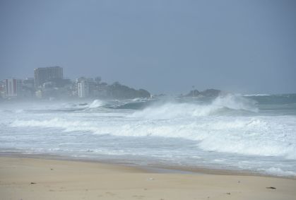 Após alerta de ressaca, adolescente desaparece no mar de Copacabana (RJ)