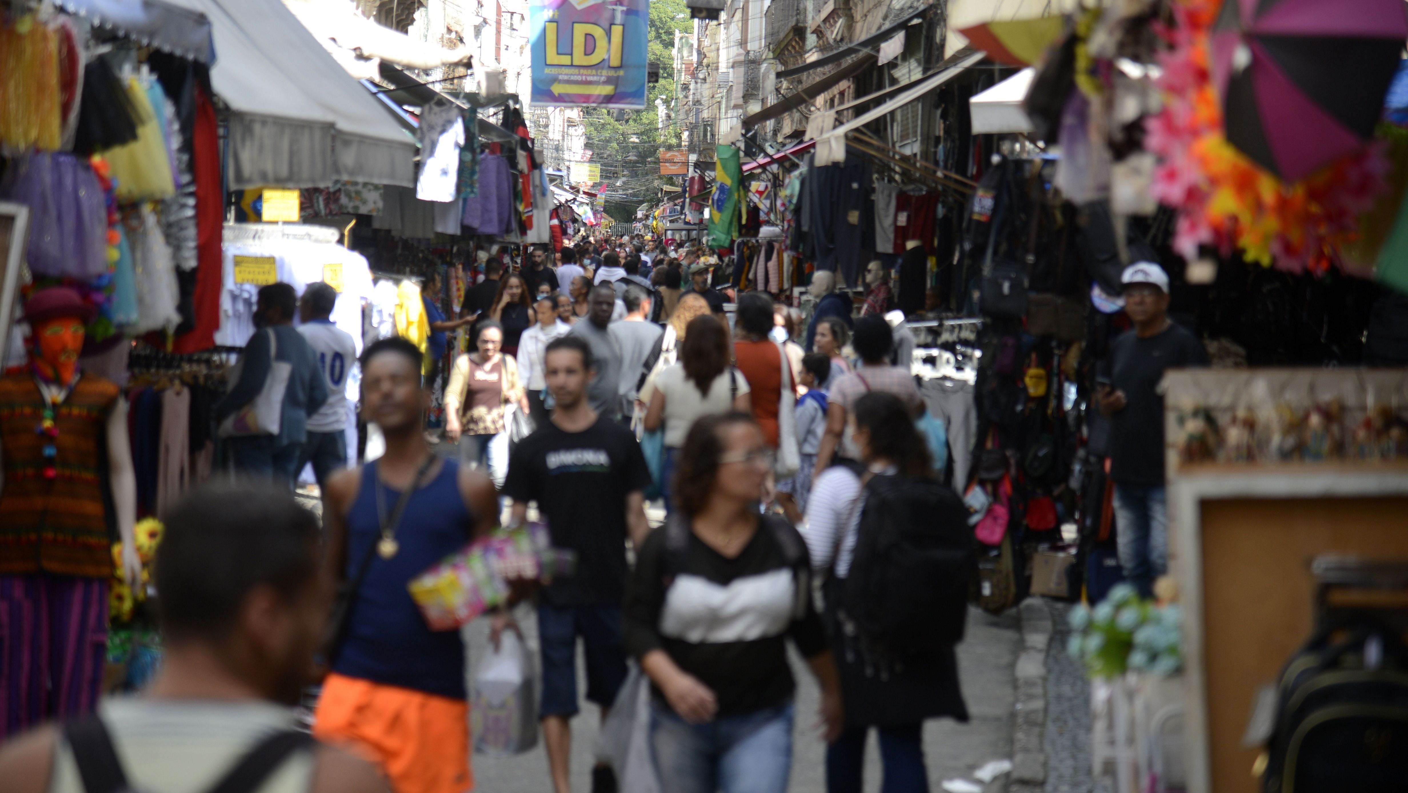 Pedestres nas ruas na tradicional área de compras do Saara, no centro do rio de Janeiro