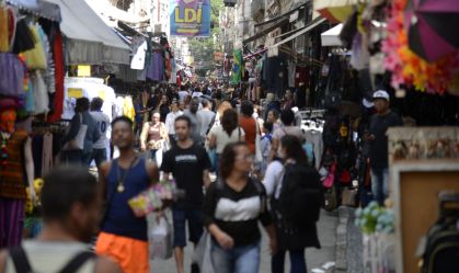Pedestres nas ruas na tradicional área de compras do Saara, no centro do rio de Janeiro