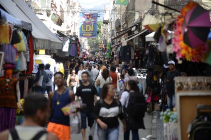 Pedestres nas ruas na tradicional área de compras do Saara, no centro do rio de Janeiro