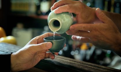 Japão quer aumentar consumo de álcool entre jovens; entenda o motivo